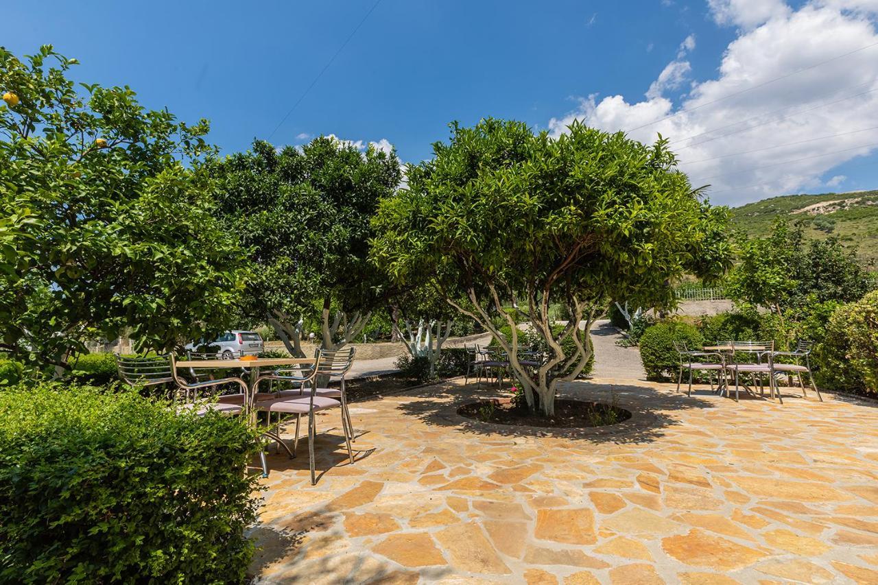 Radhimë Hotel Dini מראה חיצוני תמונה