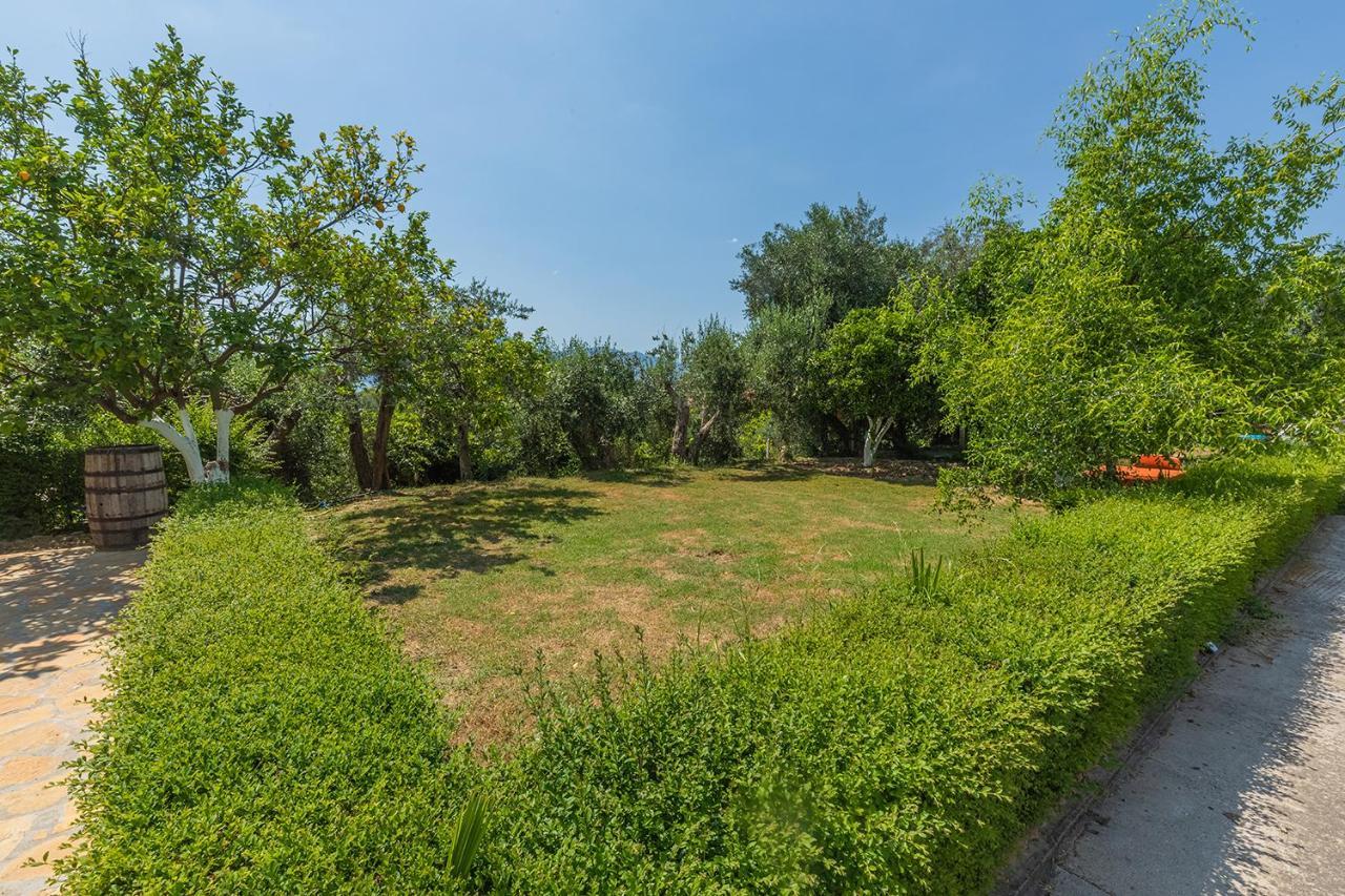 Radhimë Hotel Dini מראה חיצוני תמונה