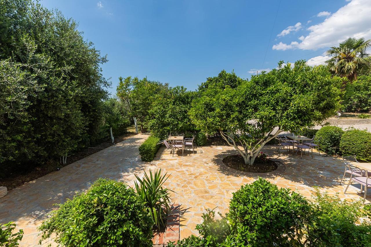 Radhimë Hotel Dini מראה חיצוני תמונה