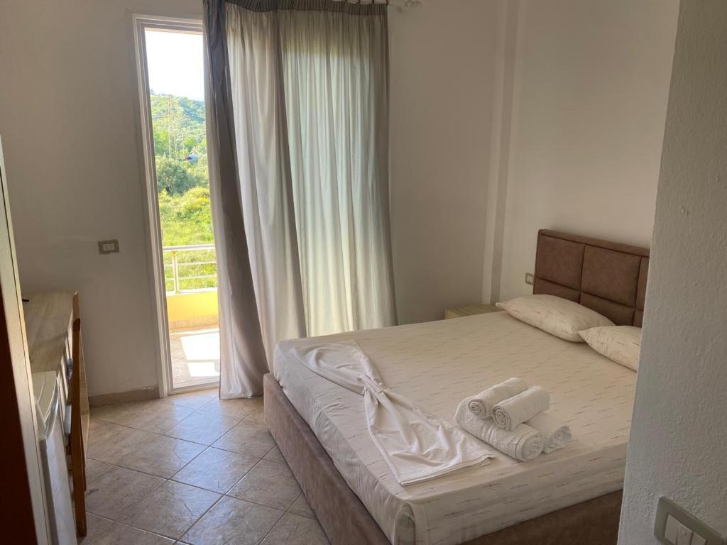 Radhimë Hotel Dini מראה חיצוני תמונה