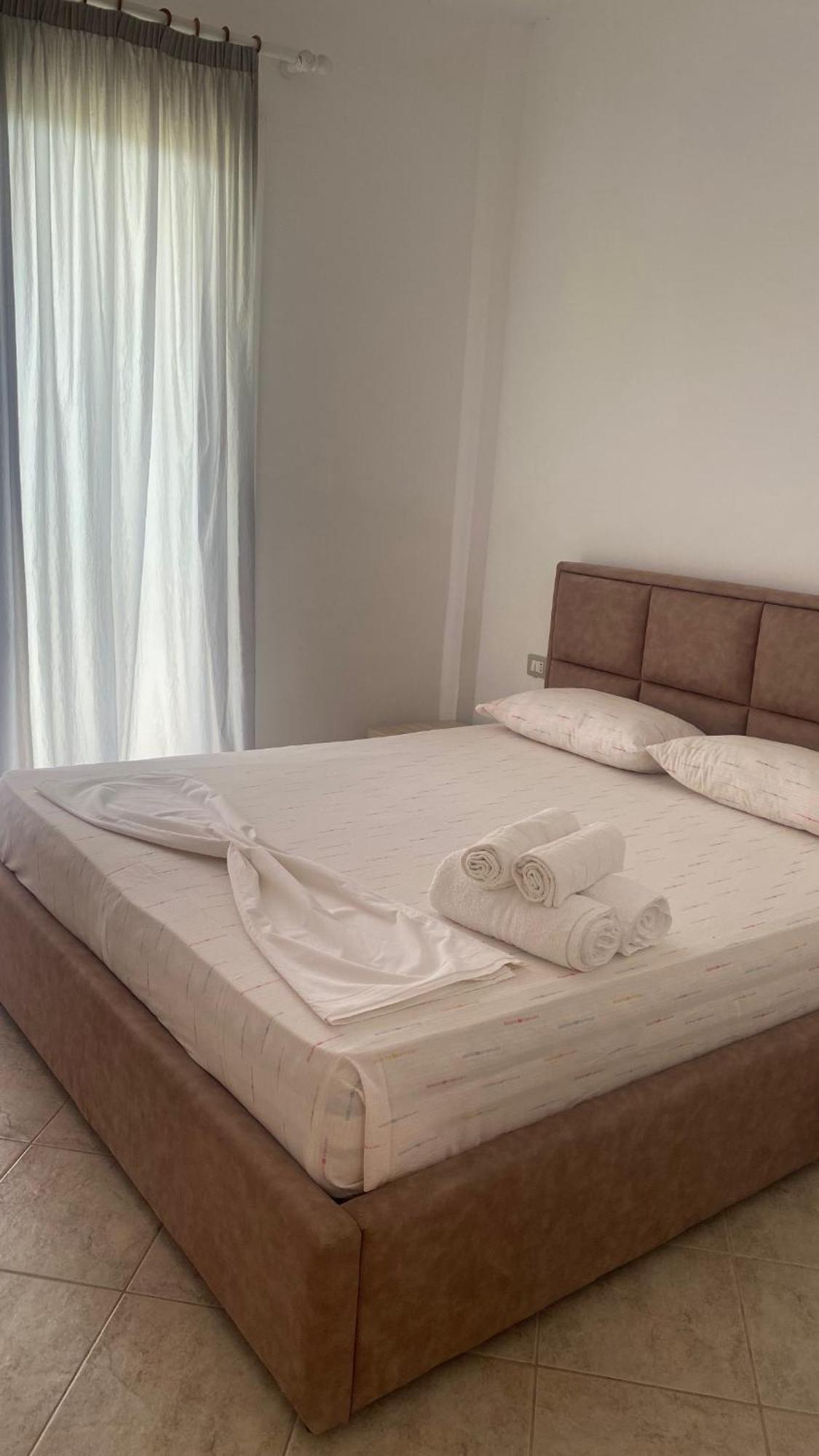 Radhimë Hotel Dini מראה חיצוני תמונה
