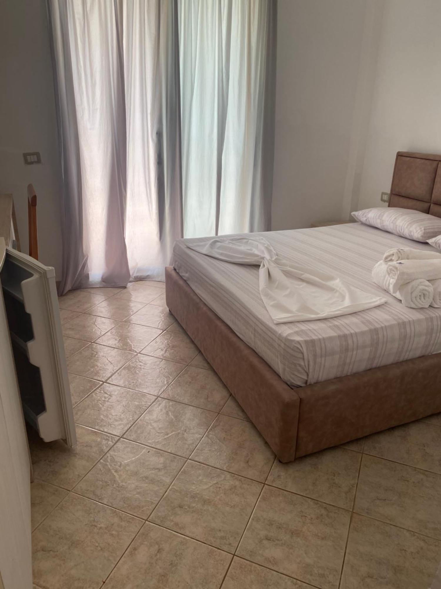 Radhimë Hotel Dini מראה חיצוני תמונה