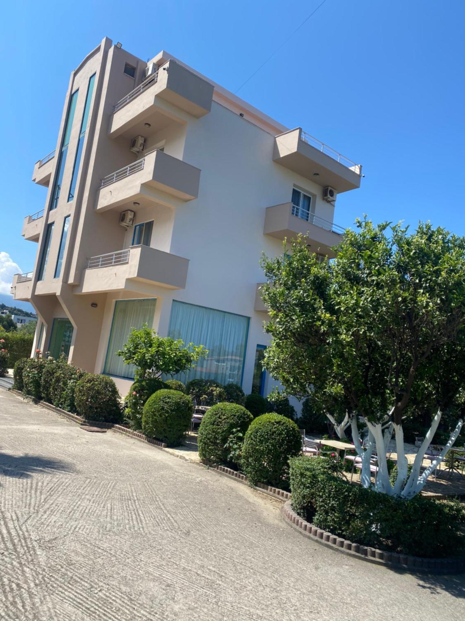 Radhimë Hotel Dini מראה חיצוני תמונה